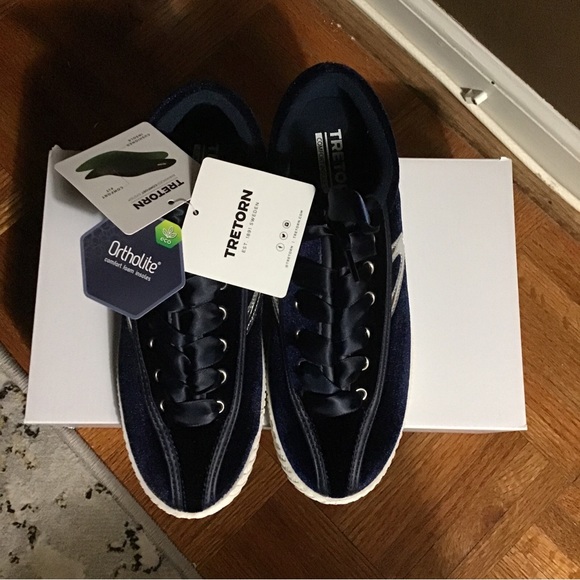 NIB TRETORN Nylite Navy Velvet Upper Sneakers 7M navy and silver ribbon lace up - Picture 5 of 11